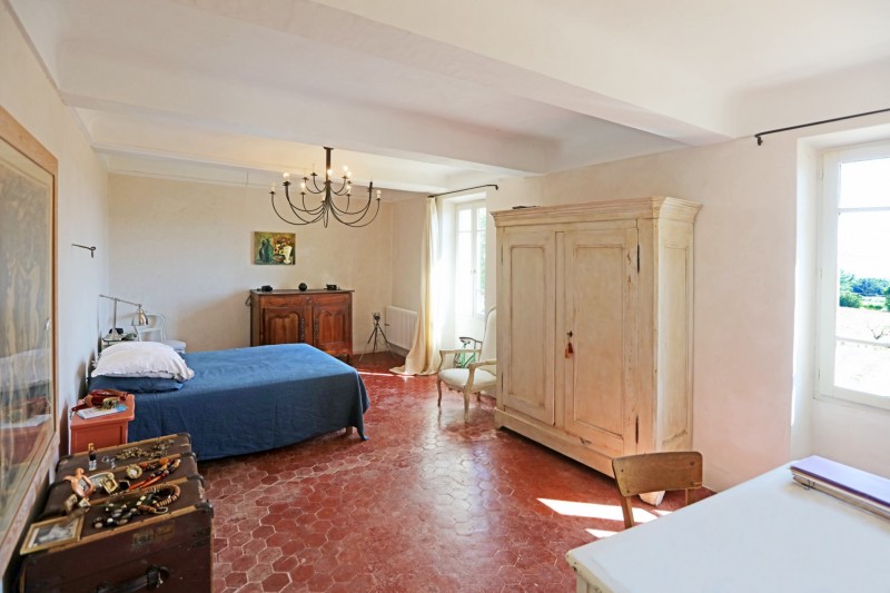 For sale in the heart of the Luberon, restored former farmhouse in beautiful countryside