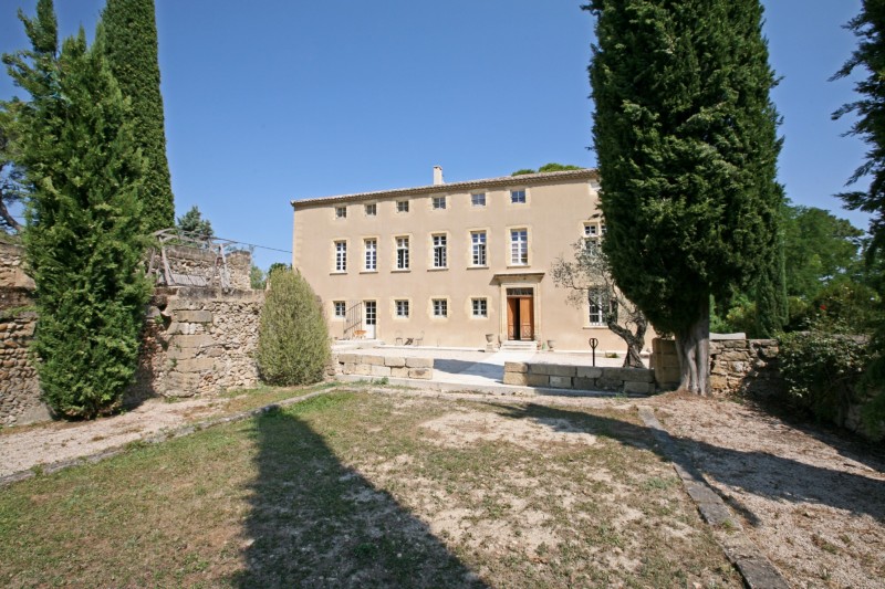 Château restauré au cœur d'un domaine privé en Provence