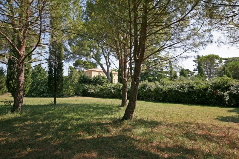 For sale, castle with outbuildings located between Uzès and Avignon
