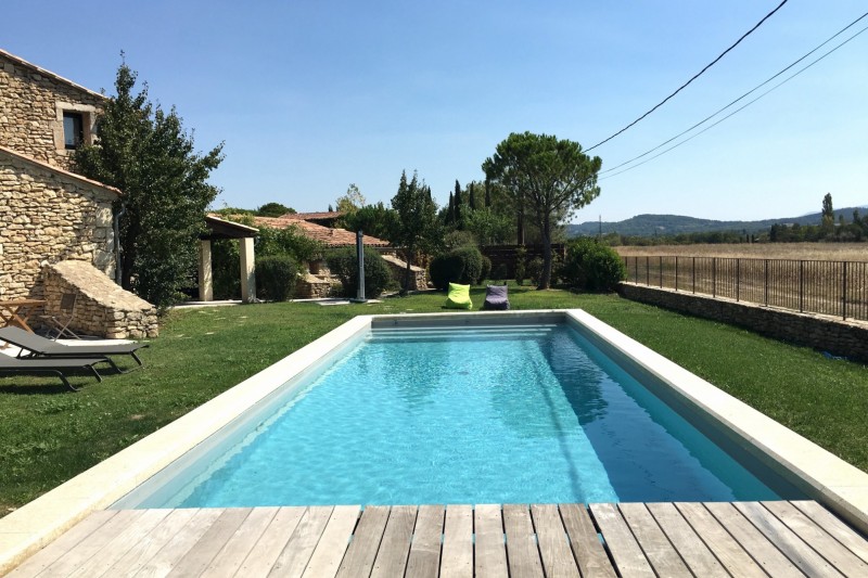 Maison en pierres avec piscine en Provence