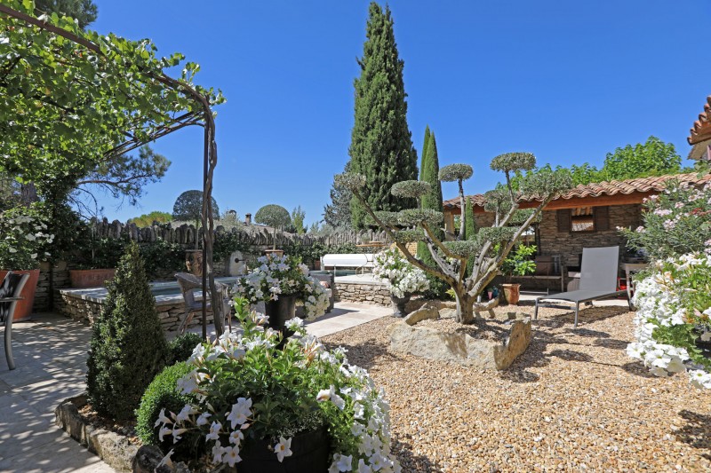 Charming house with pool in the luberon area