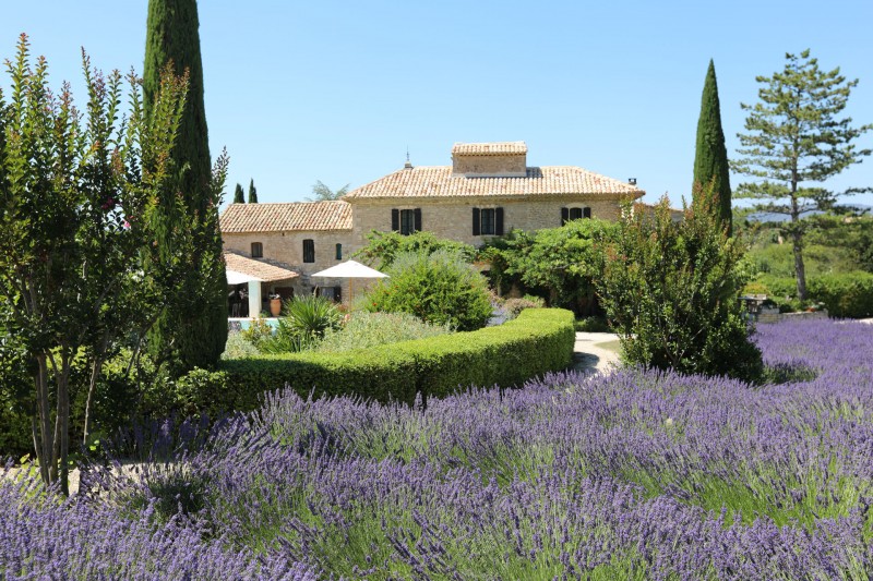 Luberon, superb property with tennis court, pool and extra buildings 