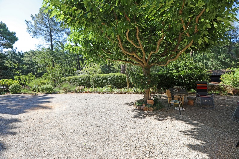 Très agréable jardin pour cette maison à Roussillon