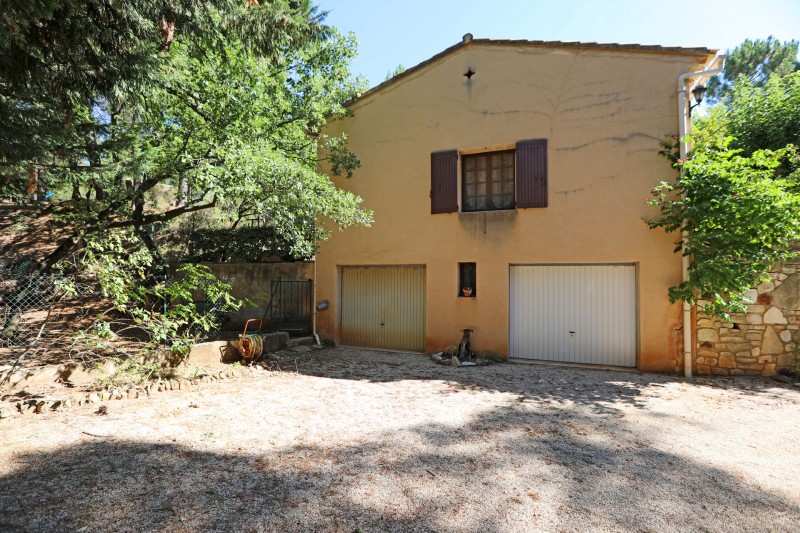 Les garages en contrebas de cette maison à vendre à Roussillon