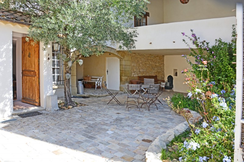 Close to Avignon and Tavel, village house with charm for sale 