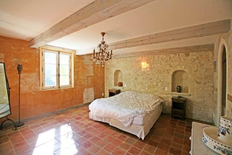Comtat Venaissin, beautiful renovated farmhouse for sale on a plot of 4000 sqm with pool 