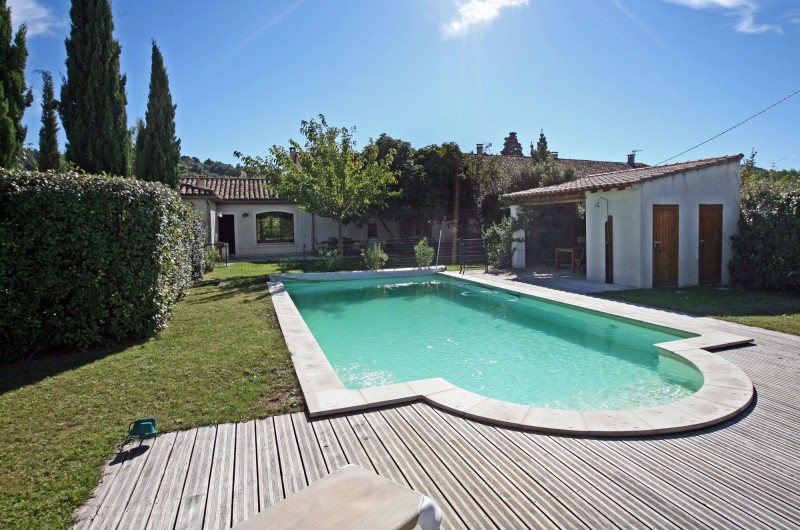 La piscine de ce mas restauré à vendre en Provence