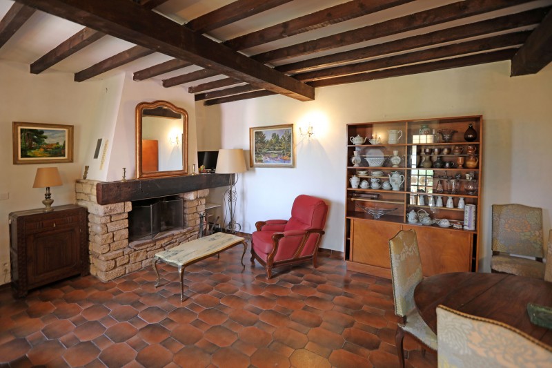 Luberon, small stone house with view close to a famous perched village.
