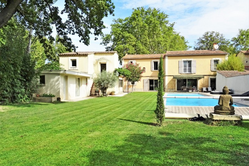 Vente Avignon, bastide de charme avec dépendances et piscine avec jardin 