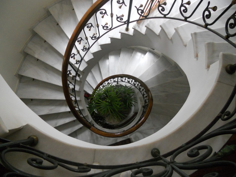 L'escalier en marbre blanc de la maison à vendre en Grèce