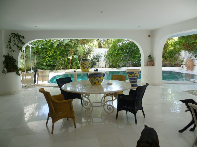 Large patio et piscine pour cette maison en vente en Grèce