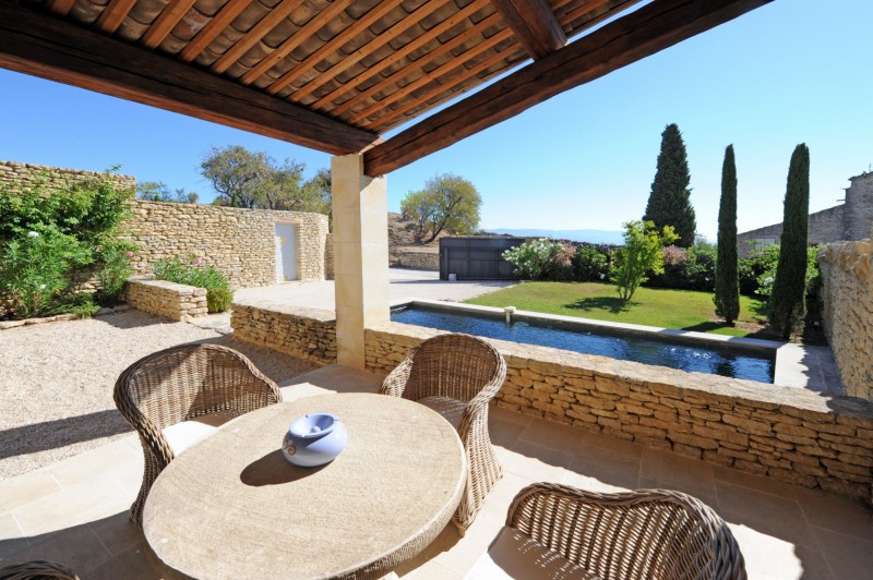 In a dominant position in Gordes and just a few minutes walk from the village centre, for sale, a stone-built property comprising a principal residence and a guest house with two swimming pools on 2 000 m² of land.