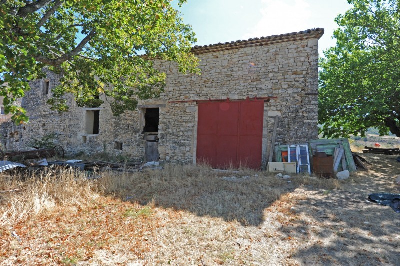 Close to Rustrel - Superb stone building to renovate on 7 hectares