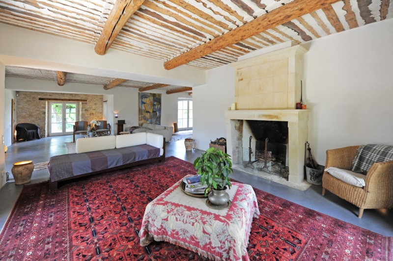Close to Bonnieux, renovated farmhouse with pool on more than 2 hectares