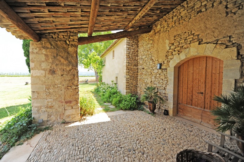 Close to Bonnieux, renovated farmhouse with pool on more than 2 hectares
