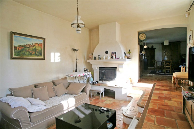 Traditional house with pool, 3 minutes from a village of the Luberon, for sale 