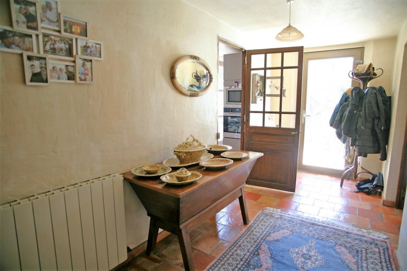 Traditional house with pool, 3 minutes from a village of the Luberon, for sale 