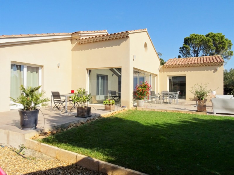 VILLENEUVE-LES-AVIGNON, contemporary house with pool and outbuildings in a sought-after area 