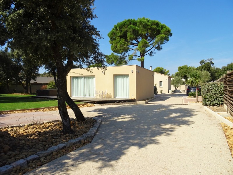 VILLENEUVE-LES-AVIGNON, contemporary house with pool and outbuildings in a sought-after area 