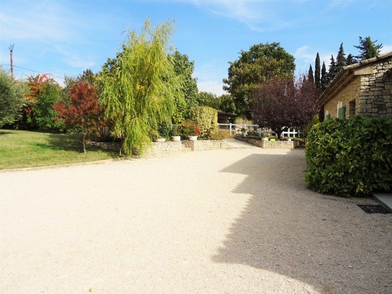 Near Gordes, one floor stone house with swimming pool