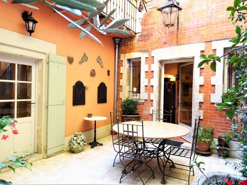 Vente AVIGNON Intra-Muros, hôtel particulier avec cour et terrasse