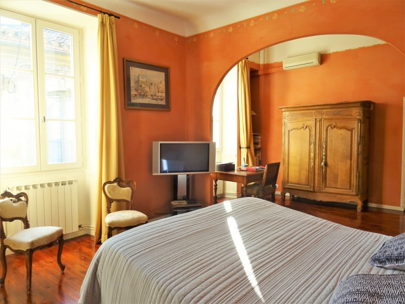 Vente AVIGNON Intra-Muros, hôtel particulier avec cour et terrasse