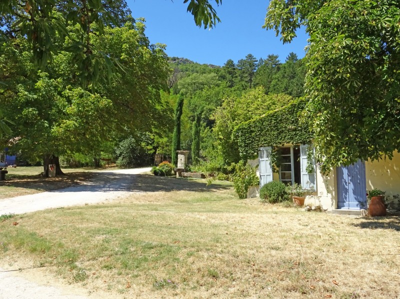 Luberon, three farmhouses and a sheep pen in full nature 