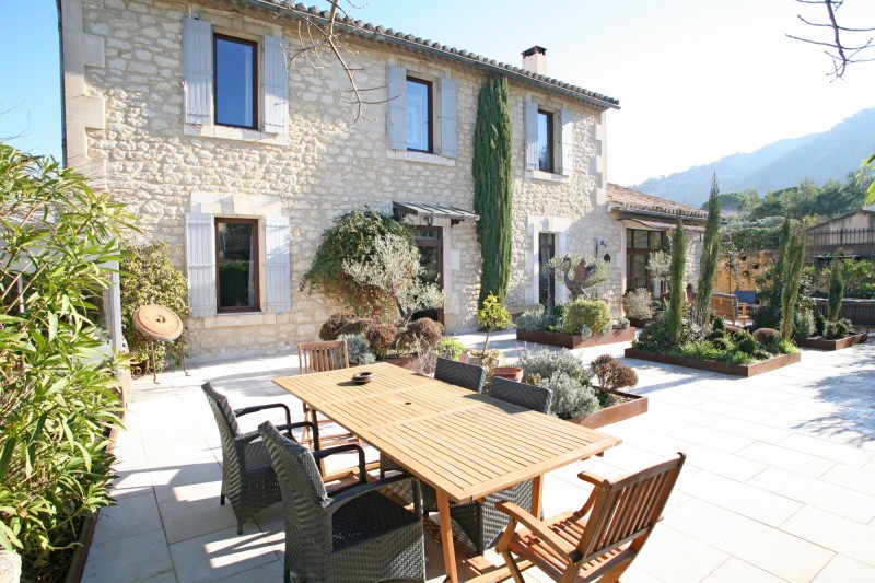 In the heart of the Luberon, beautiful stone village house with pool and view