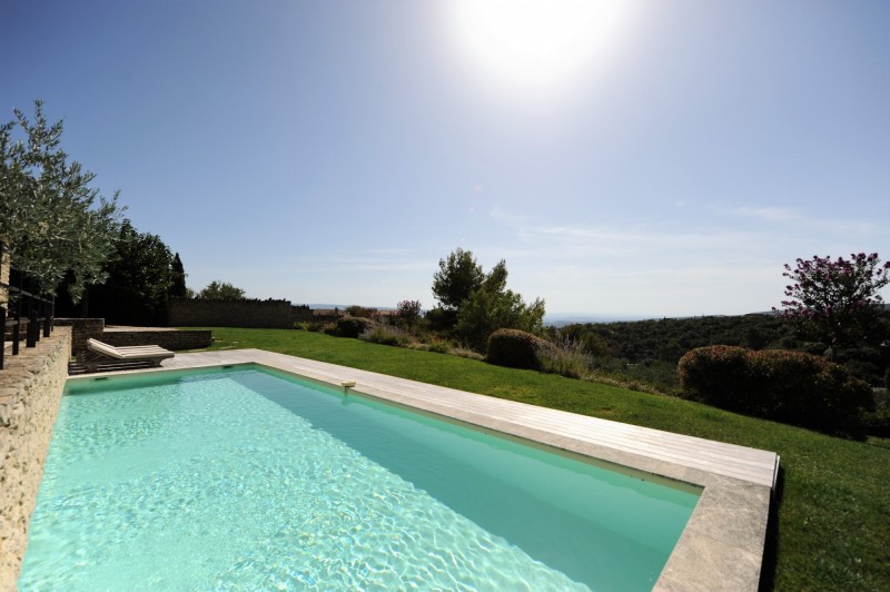 Vente En Luberon, en vente, ensemble immobilier en pierres avec maison d'amis et deux piscines sur 2000 m² 