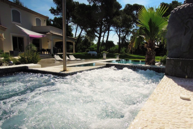 In the Luberon, superb villa with all mod cons on more than 4000 sqm of land, for sale