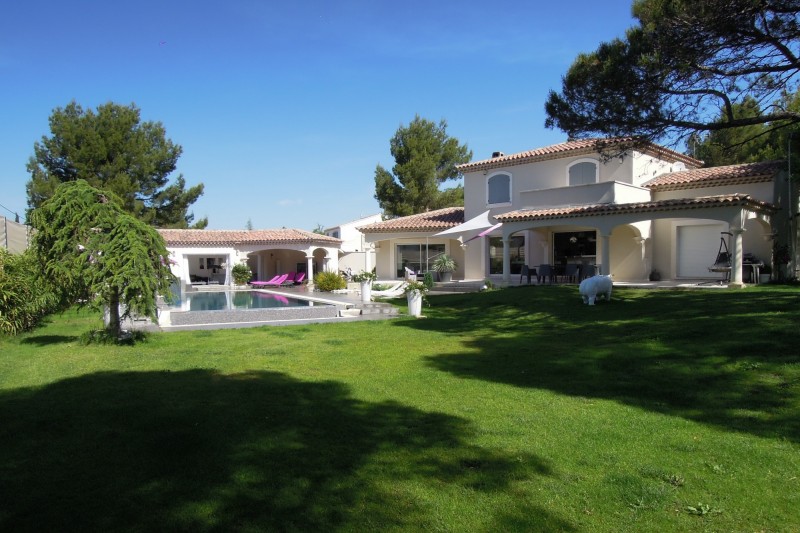 In the Luberon, superb villa with all mod cons on more than 4000 sqm of land, for sale