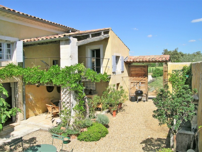 Luberon, Bastide with closed courtyard on over 7 hectares land.