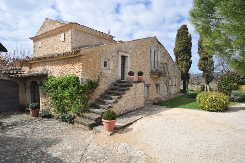 Few kilometers away from Gordes and Roussillon, for sale, superb mansion of XVIIIth century and former silkworm farm, with garden and swimming pool