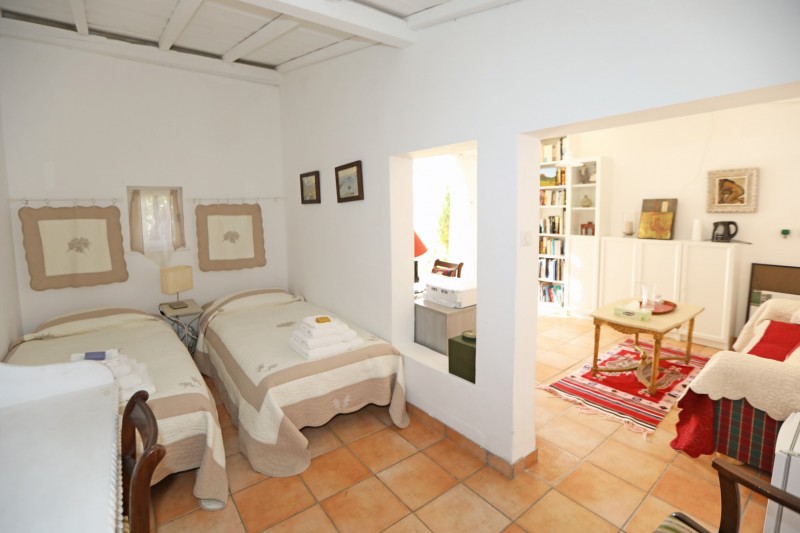 Charming villa with pool and outbuildings close to an authentic village of the Luberon, with all amenities