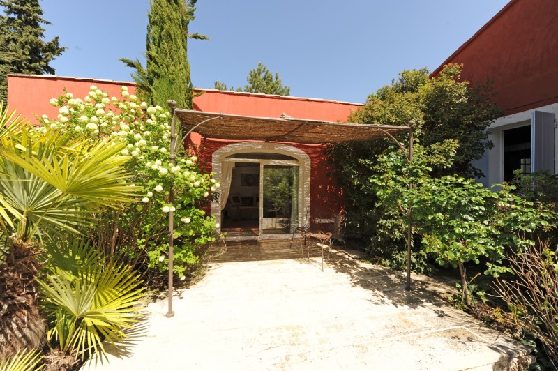 Charming villa with pool and outbuildings close to an authentic village of the Luberon, with all amenities