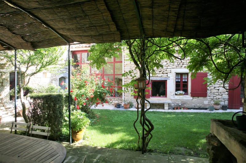 Farmhouse with inside courtyard on almost 4 hectares
