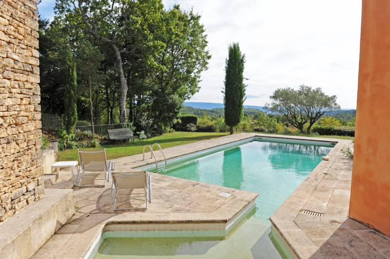Contemporary property with pool overlooking Luberon and Alpilles