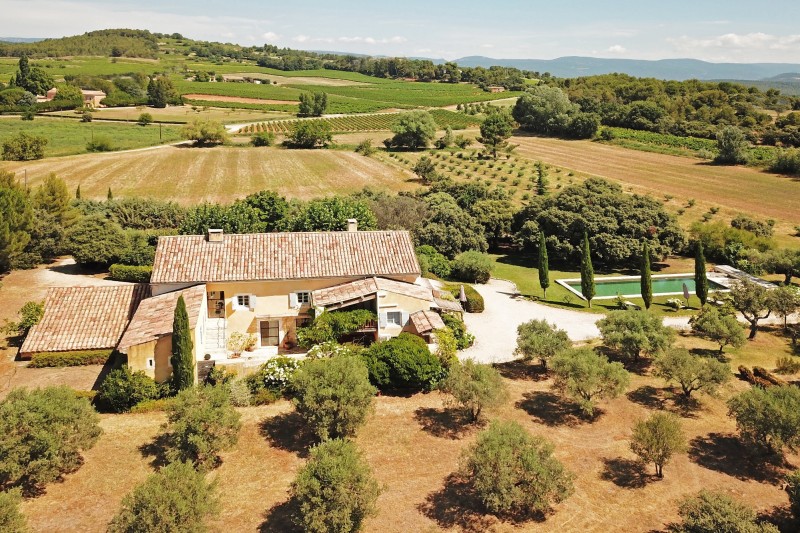 Luberon, Bastide with closed courtyard on over 7 hectares land.