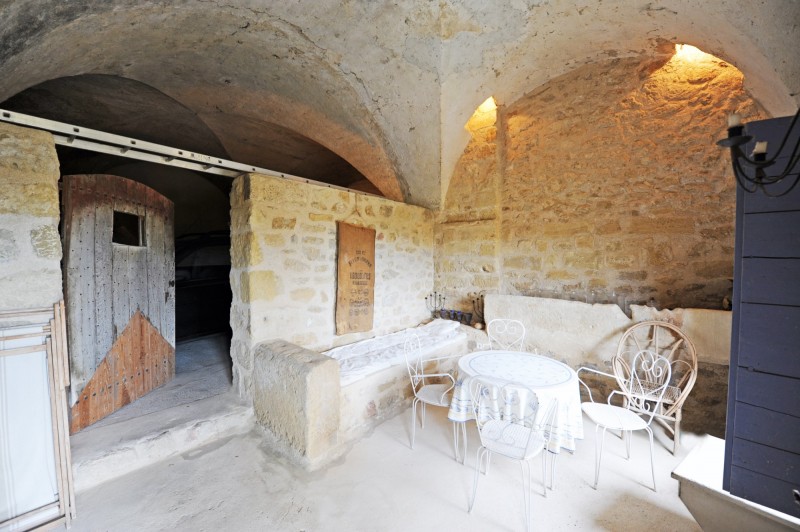 Cave voûtée en pierre de Gordes en Luberon  