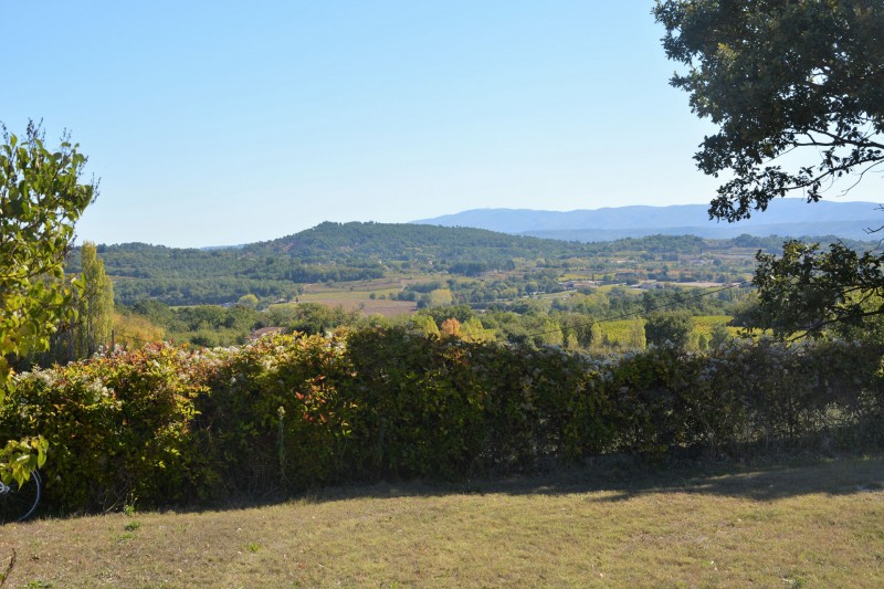 Close to the most beautiful villages of the Luberon area, house with pool and view