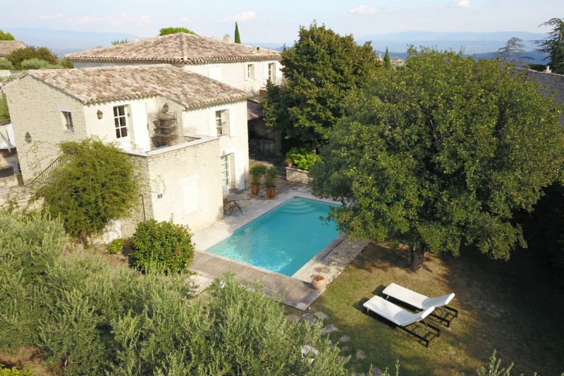 Village property in the center of Gordes with swimming pool and spa