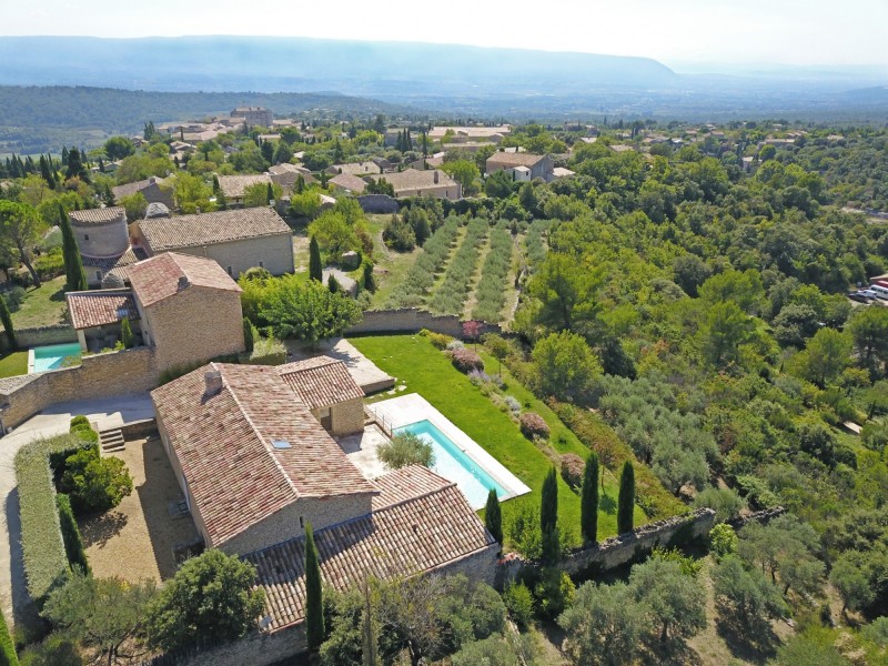 In a dominant position in Gordes and just a few minutes walk from the village centre, for sale, a stone-built property comprising a principal residence and a guest house with two swimming pools on 2 000 m² of land.