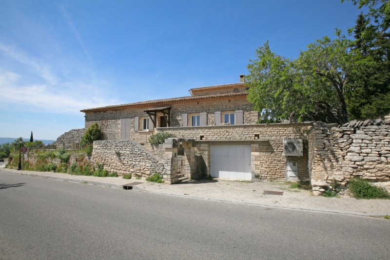 Vente à Gordes, maison en pierres avec jardin et vue sur le Luberon
