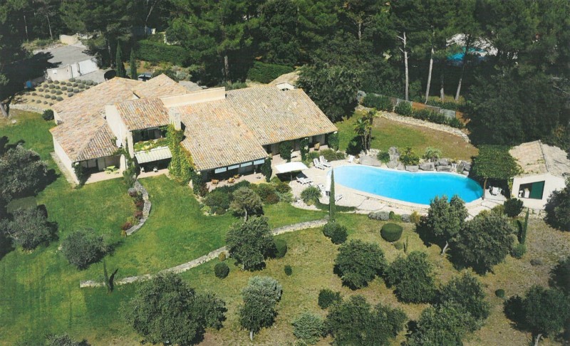 Near the golf course of Saumane-de-Vaucluse : magnificent estate with swimming pool and superb view 