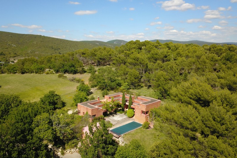10 minutes away from Gordes, contemporary house with swimming-pool, set on a plot of about 8000 m² 