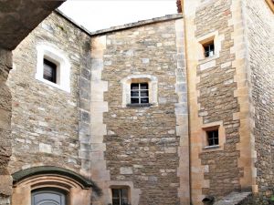 Le château de Maubec, un château récent en Luberon