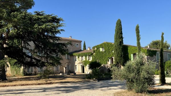 Property with generous volumes and swimming pool, facing the Luberon