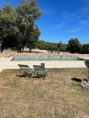 Old sheepfold on the Monts de Vaucluse with swimming pool and outbuilding