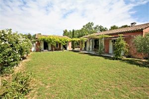 charming house with swimming-pool and annexe building