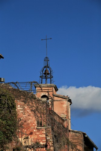 le campanile de l'église de Roussilon en Luberon